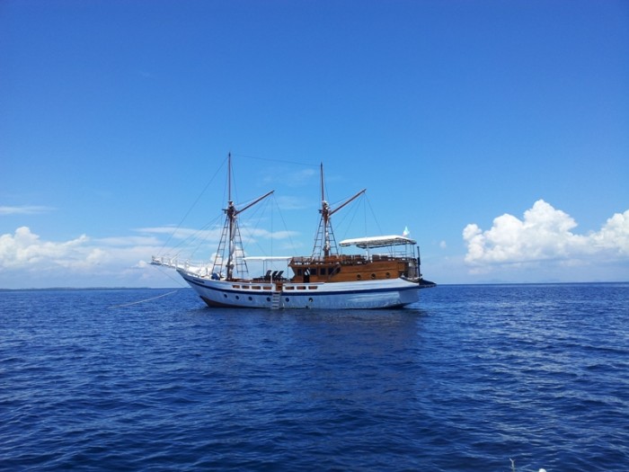 The beautiful Putry Pom Pom Princess liveaboard ship, a traditional Phinisi-style vessel for extended snorkeling and diving cruises from Pom Pom Island to the nearby islands of the Tun Sakaran Marine Park.